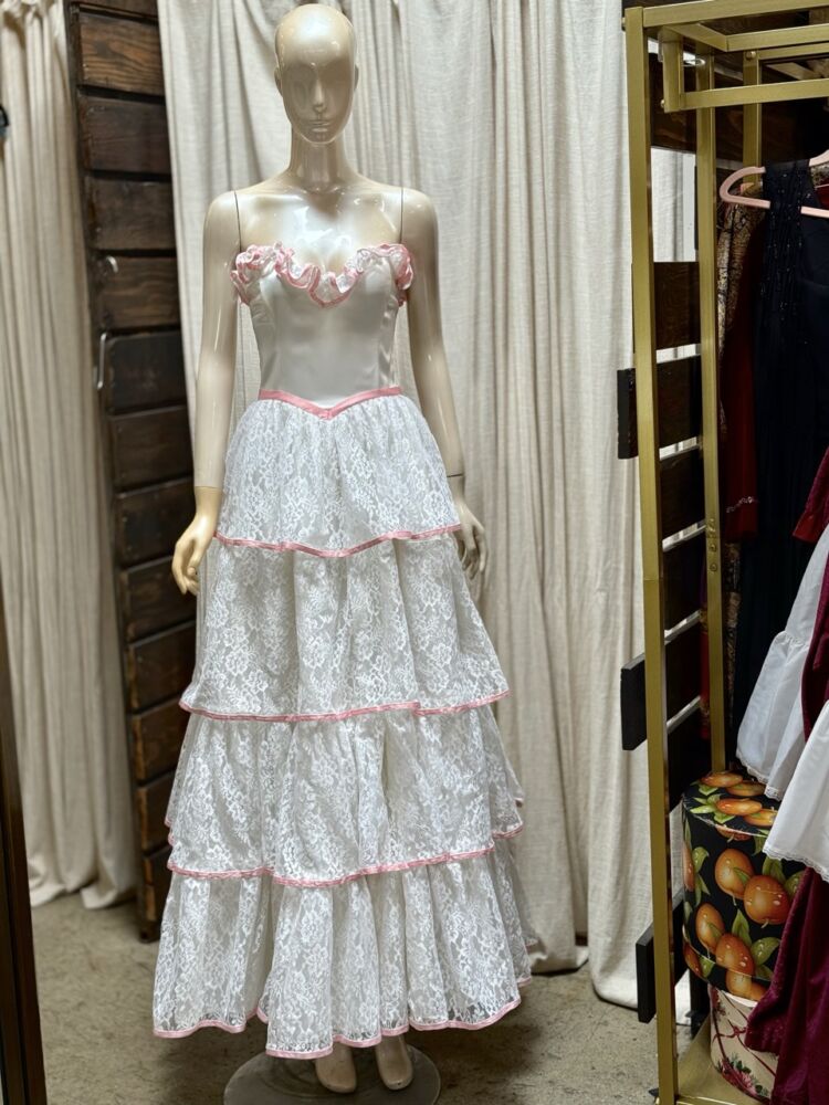 Hotbox-Vintage-South-Pasadena-California-Vintage-Gunne-Sax-Strapless-Lace-Full-Skirt-Dress_6028 Large → Hotbox Vintage