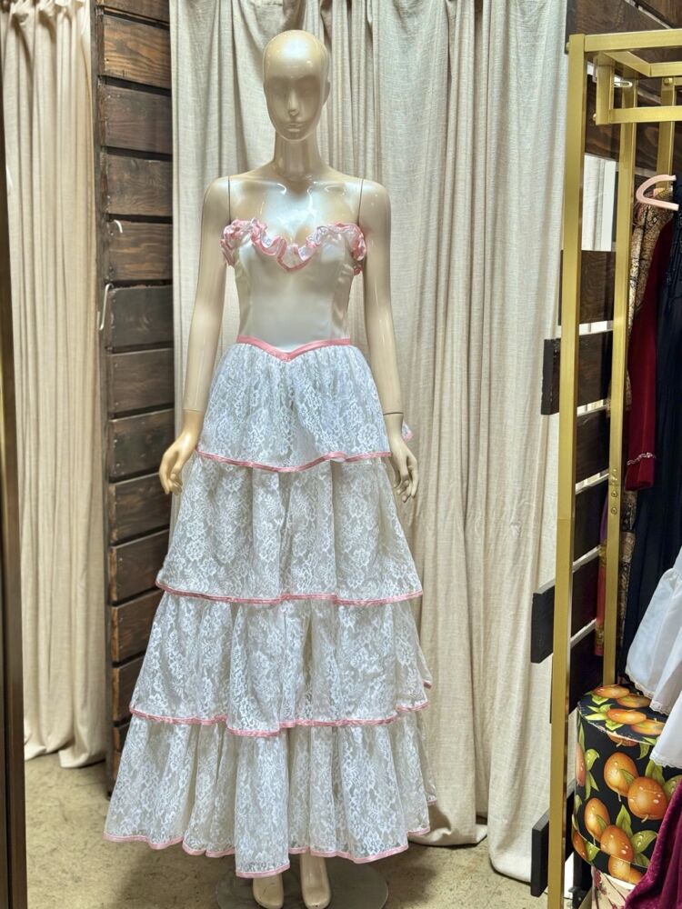 Hotbox-Vintage-South-Pasadena-California-Vintage-Gunne-Sax-Strapless-Lace-Full-Skirt-Dress_6052 2 Large → Hotbox Vintage