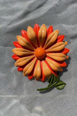 Vintage 60s Daisy Enamel Brooch
