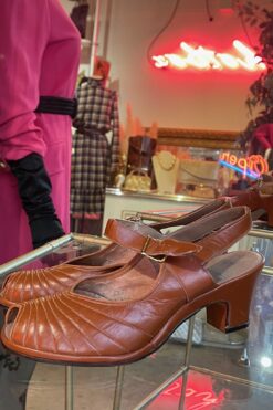 Vintage Caramel Leather Shoes - Size  7