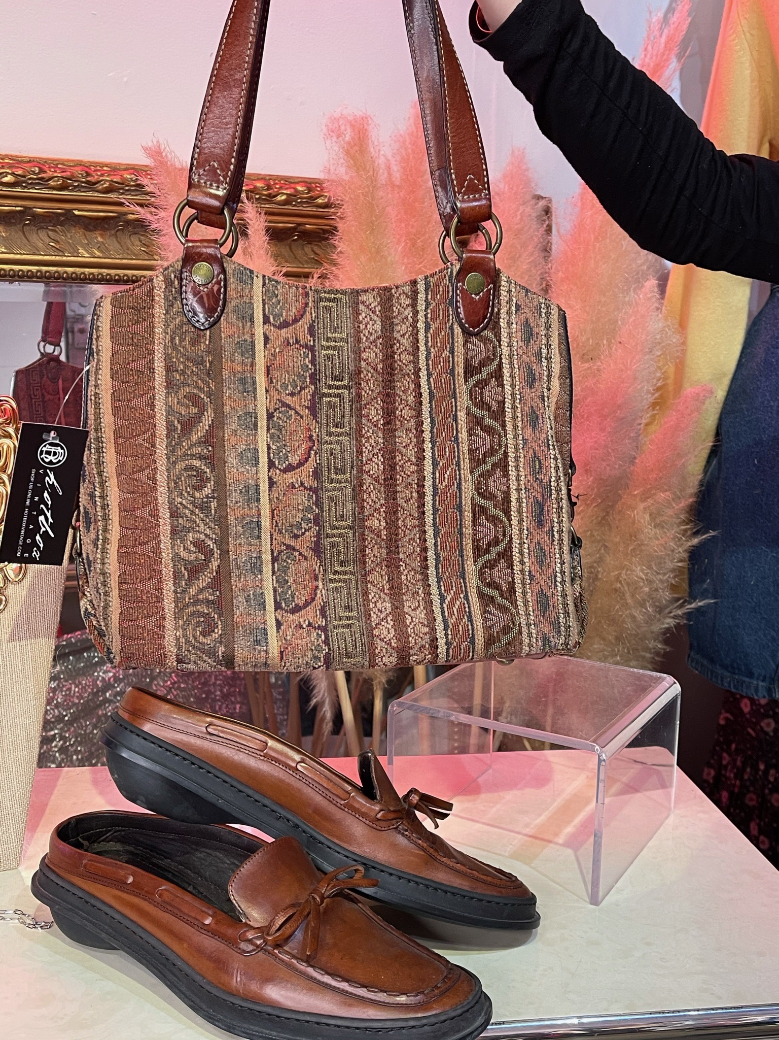 program Wednesday Spread Vintage Fossil Carpet Bag with Leather Strap – Hotbox Vintage