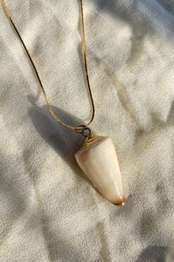 Vintage Seashell Pendant Necklace
